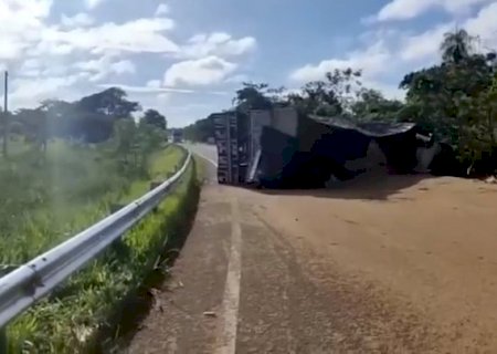 Carreta carregada com soja tomba e interdita trecho de rodovia