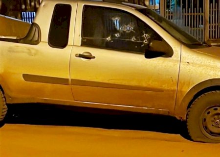 Homem é executado dentro de utilitário ao chegar em casa