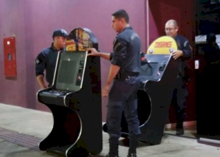 Polícia fecha cassino com dezenas de máquinas caça-níqueis em MS