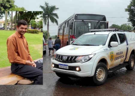 Acidente entre motocicleta e ônibus escolar deixa um morto