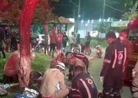 Condutor perde controle de moto, invade canteiro central e morre