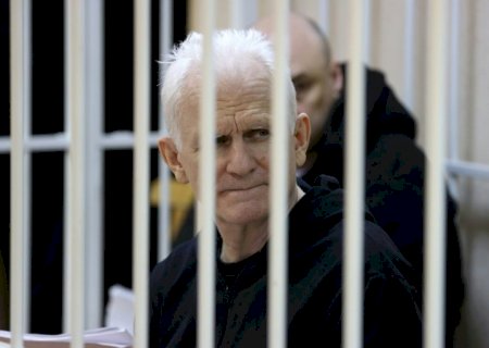 Tribunal de Belarus condena vencedor do Nobel da Paz a 10 anos de prisão