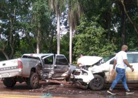 Mãe e filha se ferem em acidente envolvendo duas caminhonetes