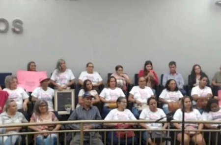 Grupo de mulheres protesta contra fala machista de vereador em sessão de Câmara
