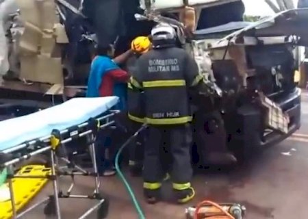 Adolescente fica preso em ferragens após colisão entre caminhões na BR-262
