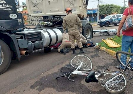 Ciclista é atropelada por carreta e morre a caminho do hospital