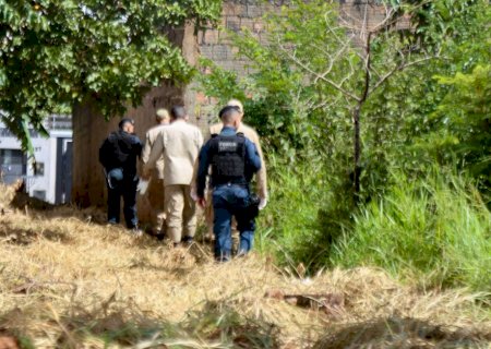 Homem é encontrado morto agachado em área nos fundos de motel