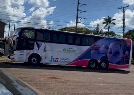 Ônibus com adesivos falsos do Hospital do Amor e governo estadual é investigado pela polícia em MS