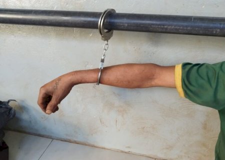 Ladrão de fios tenta usar saco de lixo para se 'camuflar' e acaba detido