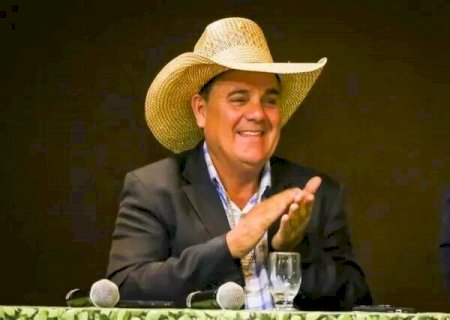 Prefeito consegue derrubar liminar e volta a ganhar R$ 34 mil