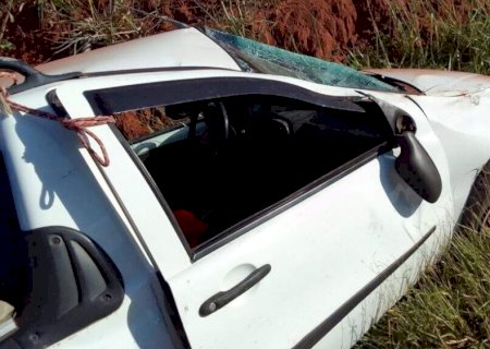 Motorista perde controle, atinge carro e provoca capotagem na MS-040