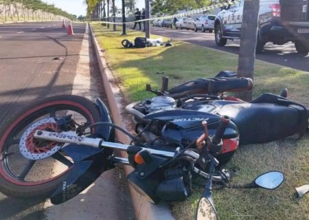 Rapaz morre ao bater moto em coqueiro em rua de condomínios de luxo