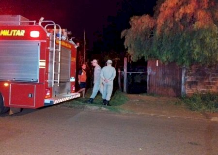 Bombeiros estouram cadeado e encontram homem morto em residência