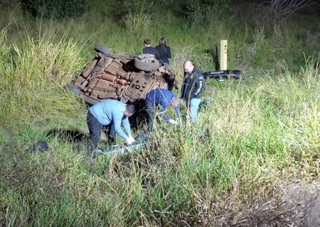 Homem morre após capotar veículo próximo a shopping
