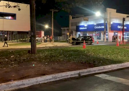Colisão entre carros em avenida mata mulher na noite deste domingo