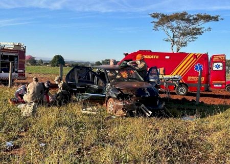 Motorista desvia de buraco, carro capota na MS-134 e quatro ficam feridos