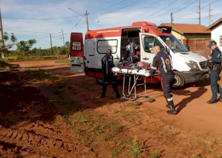 Mulher é jogada de carro e encontrada desacordada por pedreiros
