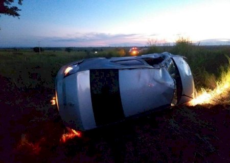 Grávida fica ferida após capotagem de carro na MS-395