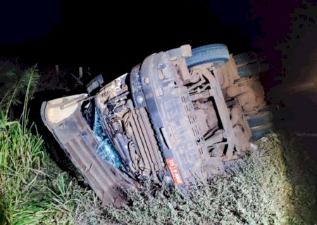 Motorista perde controle e caminhão com eucalipto capota na BR-158
