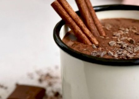 Chocolate quente com canela é perfeito para espantar o frio