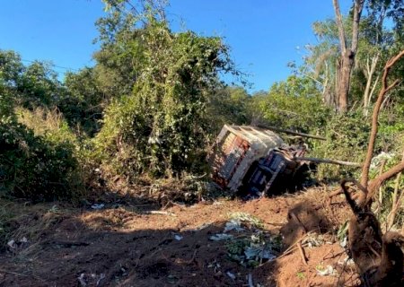 Motorista perde o controle e tomba carreta próximo a pesqueiro