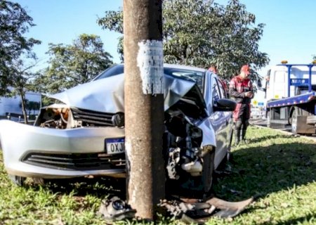 Motorista de aplicativo dorme no voltante, bate em poste e interdita pista