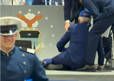 Joe Biden leva tombo em evento nos EUA