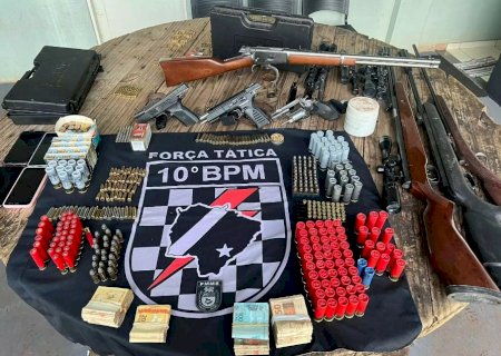 Pai e filho são presos com arsenal e 9 mil em espécie
