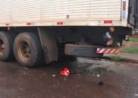 Jovem é intubado após colidir motocicleta em traseira de caminhão