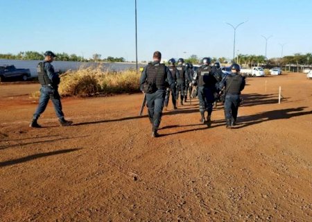 PM libera trânsito no Anel Viário, mas indígenas permanecem na empresa