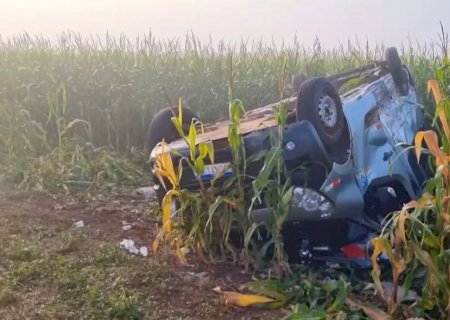 Van capota após colisão com carro, mulher morre e quatro pessoas ficam feridas