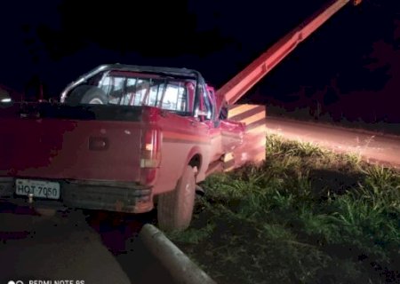 Colisão entre caminhonete e torre de alta tensão na BR-262 deixa mulher em estado gravíssimo
