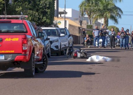Motociclista morre após bater em porta de carro e cair embaixo de carreta