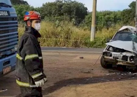 Idoso de 67 anos morre ao atingir traseira de caminhão estacionado