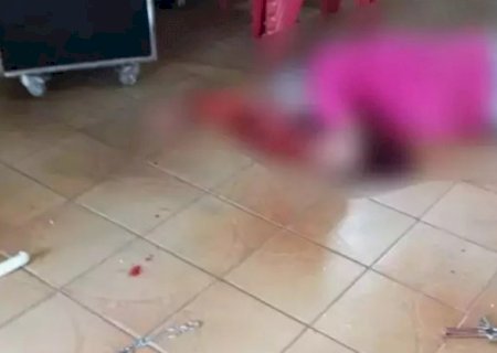 Homem que matou pai em bar se apresenta à polícia e alega legítima defesa