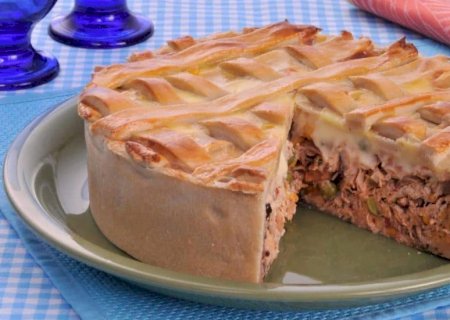 Torta cremosa de frango desfiado