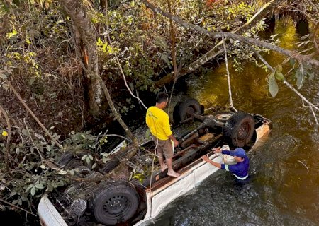 Homem morre ao cair com camionete no Rio Mimoso