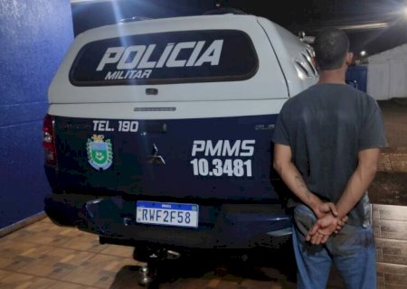 Homem diz que espancou e golpeou rival com 17 facadas para se defender