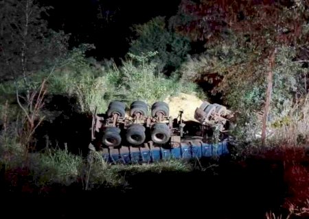Motorista morre ao invadir pista e cair com carreta em ribanceira