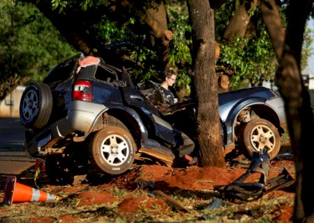 Adolescente pega carro escondido do pai, bate em árvore e passageiro morre