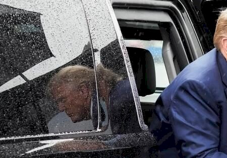 Donald Trump se entrega em prisão de Atlanta por acusação sobre manipulação eleitoral