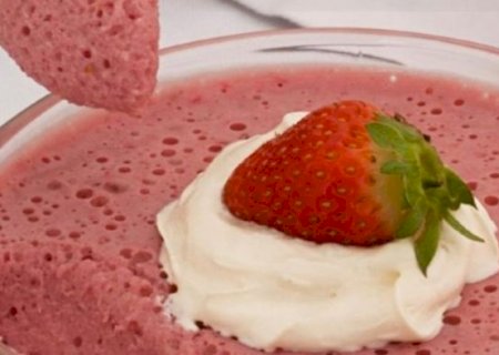 Mousse de morango com chantilly