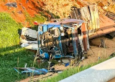 Colisão entre veículos deixa carreta destruída na Serra de Maracaju