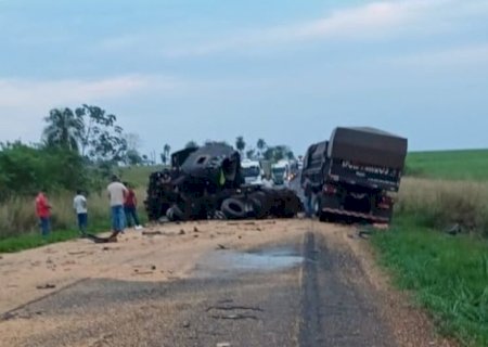 Colisão entre duas carretas termina com motorista morto e rodovia interditada