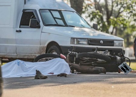 Motociclista colide em carro, cai e morre após ser atropelado por ônibus em Campo Grande