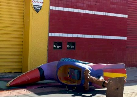 Homem tenta arrancar fio de telefone e quebra orelhão no centro de Campo Grande