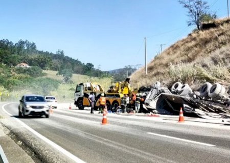 Caminhão de MS tomba e mata duas pessoas em rodovia de SP