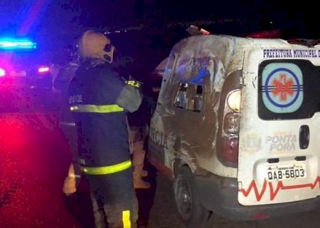Ambulância de Ponta Porã que transportava pacientes para Cascavel capota na BR-467