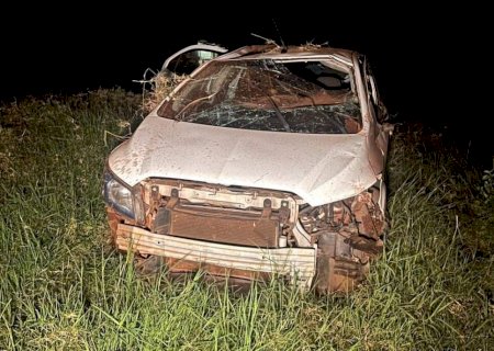 Motorista perde controle, carro capota e homem é arremessado por 50 metros em Ivinhema