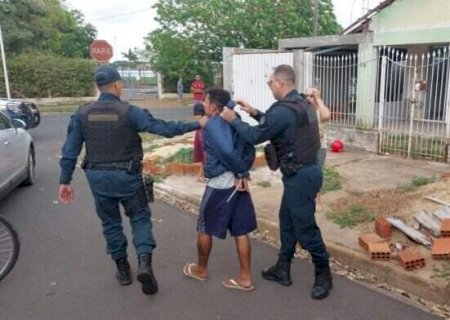 Homem mata desafeto, volta ao local do crime e é preso 12 horas após assassinato